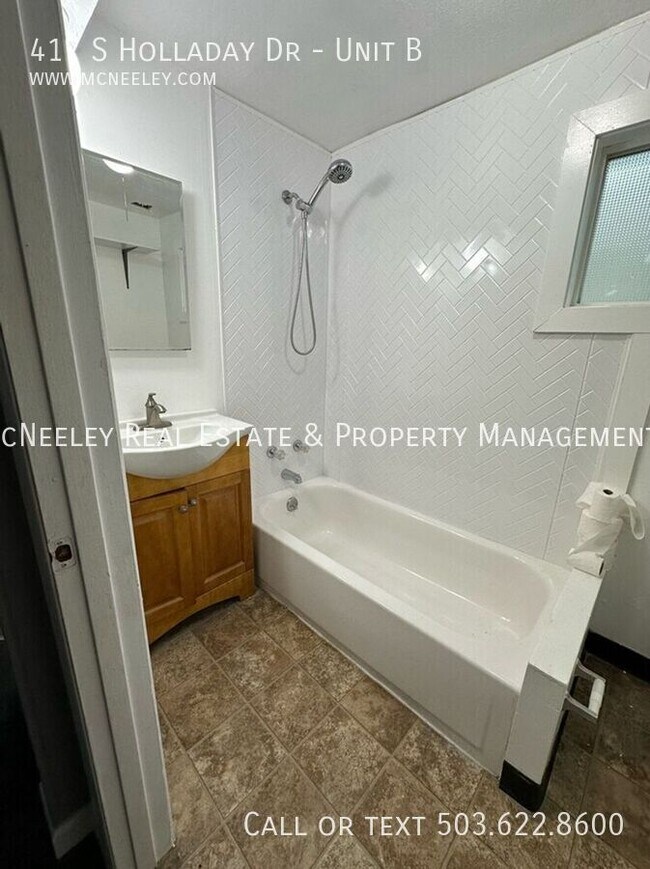 Building Photo - 417 S Holladay Dr