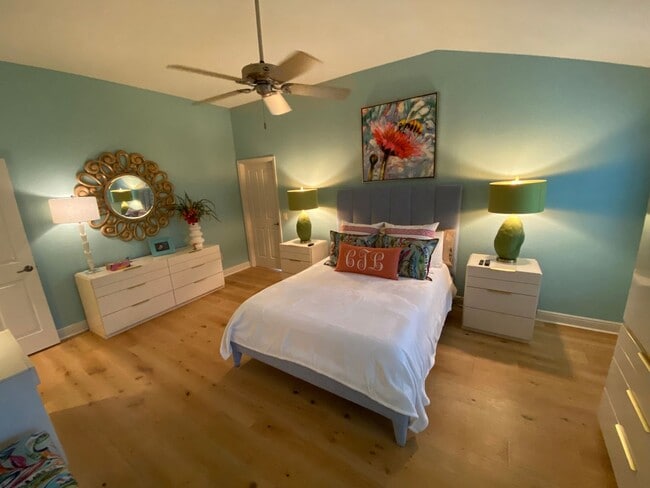 Building Photo - Exquisite - Turnkey, 3 bed + 2 1/2 Bath + ...