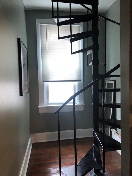 Building Photo - 2245 W Shakespeare Ave