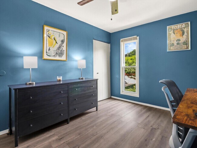 Building Photo - 428 East Bluff