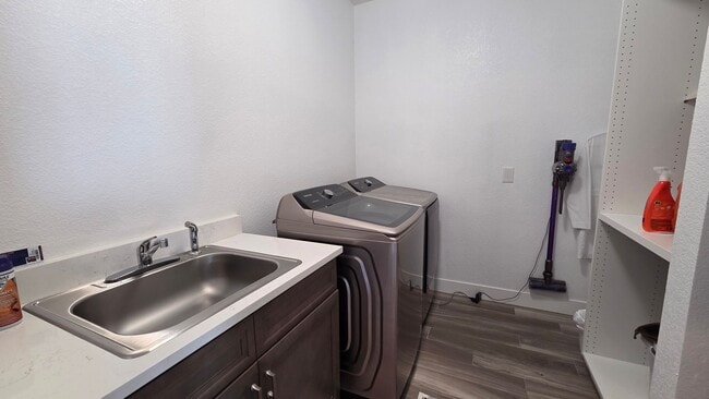 Building Photo - Modern 4 Bedroom 5 Bath Townhome - With Lots of Natural Light and Great Views!