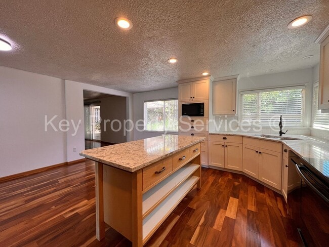 Building Photo - Beautifully Remodeled Gresham Ranch
