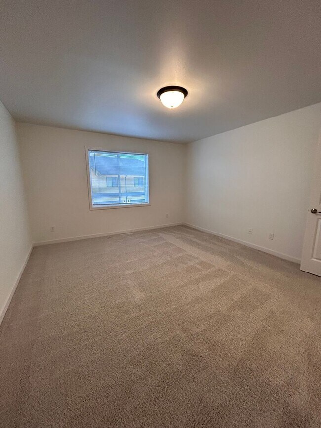 Building Photo - 3 Bed 3 Bath TownHome