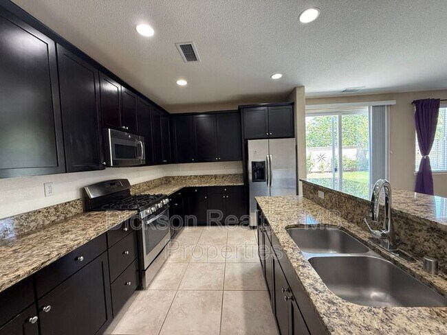 Building Photo - 10760 Ridgebrook Dr