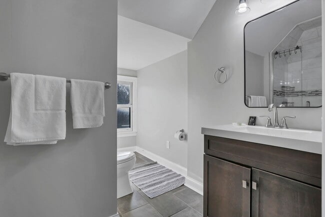 Building Photo - 634 Neil Ave