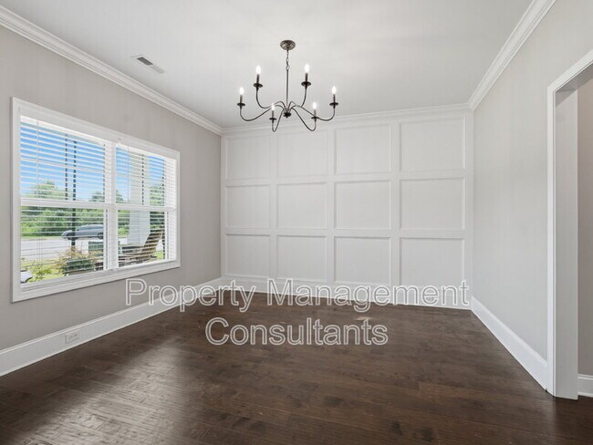 Building Photo - 14735 Commonwealth Dr