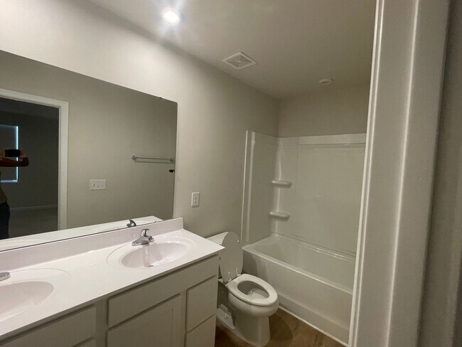 Building Photo - You’ve Got to See This Rental!