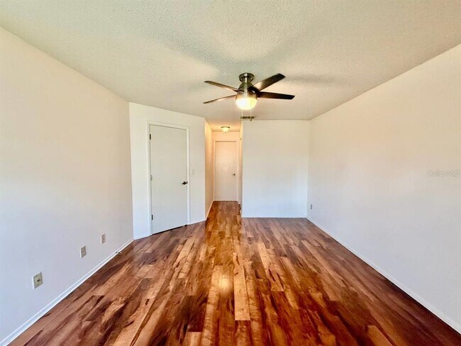 Building Photo - 940 Rosewood Ln