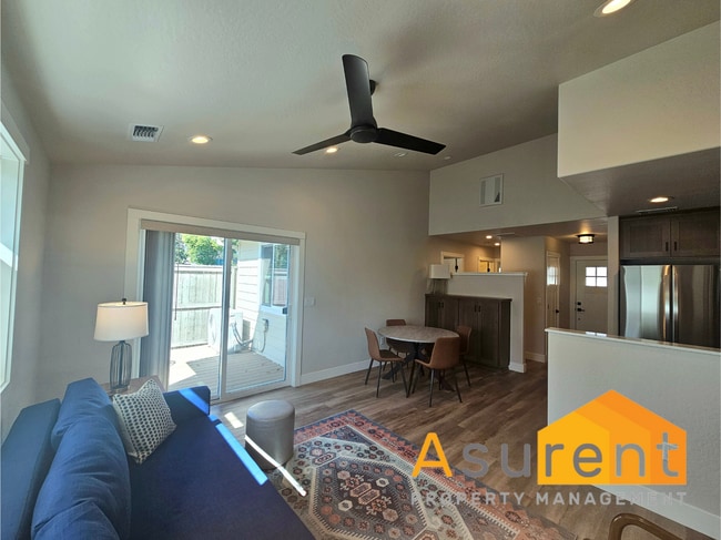 Building Photo - Beautiful fully furnished, single level 3 ...