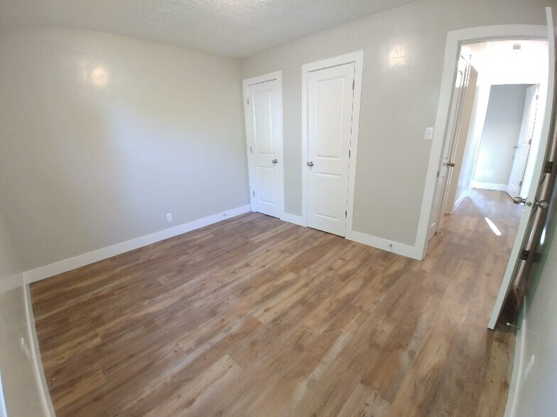 Building Photo - 383 E 400 N