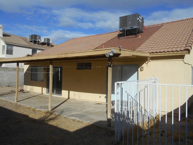 Building Photo - 1 story SFR with 3 bedrooms, 2 bathrooms a...