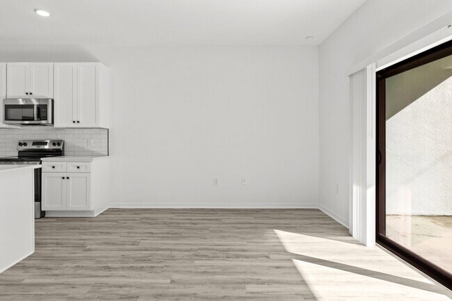 Building Photo - 548 Knapp St
