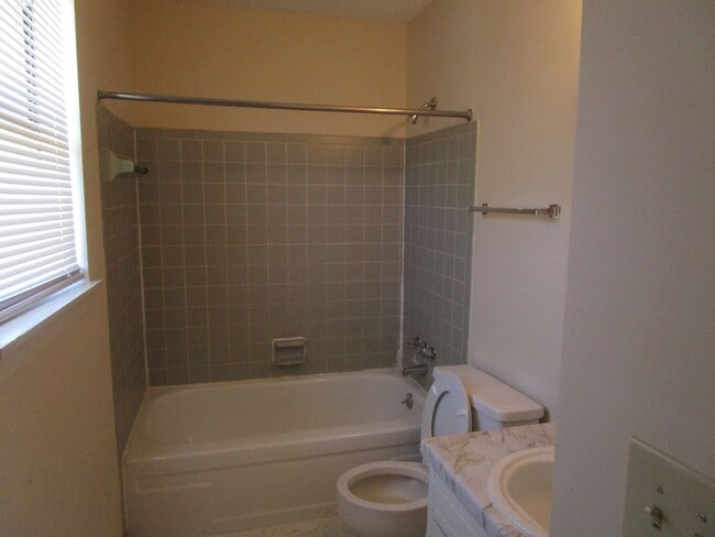 Building Photo - 2 Bedroom, 2 Bath - Water Included