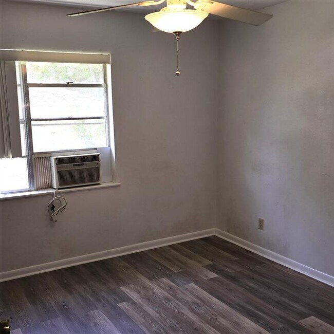 Building Photo - 135 Redbud St