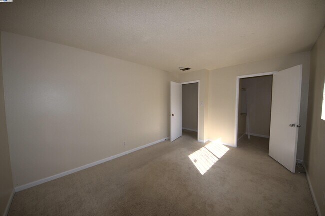 Building Photo - 1214 Sycamore Dr