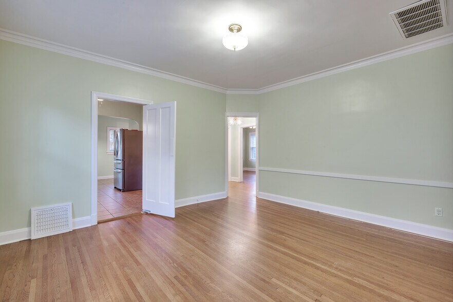 Building Photo - 109 E 26th Pl