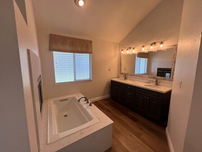 Building Photo - 4-bedroom single story home in Turlock!