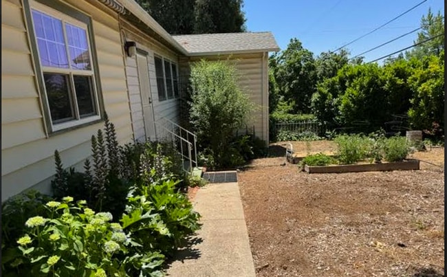 Building Photo - Welcome to this charming 2-bedroom, 2-bath...