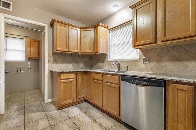 Building Photo - 2108 Henderson Dr