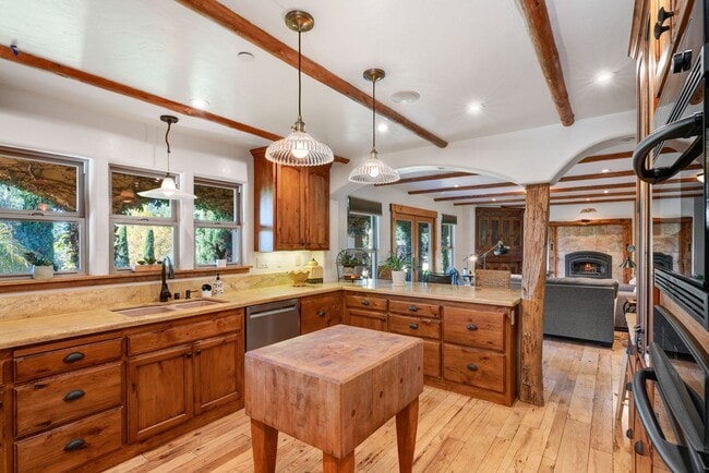 Building Photo - 17580 Taylor Ln