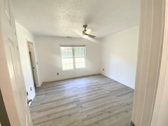 Building Photo - 2560 Nicholson Dr