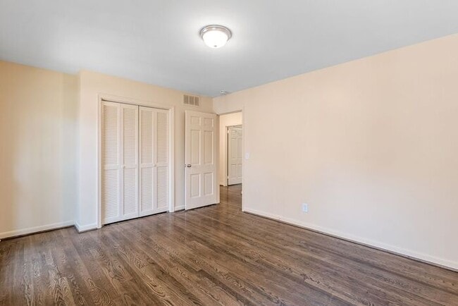 Building Photo - NW, Updated, Wood Floors, SS Appl., Den, D...