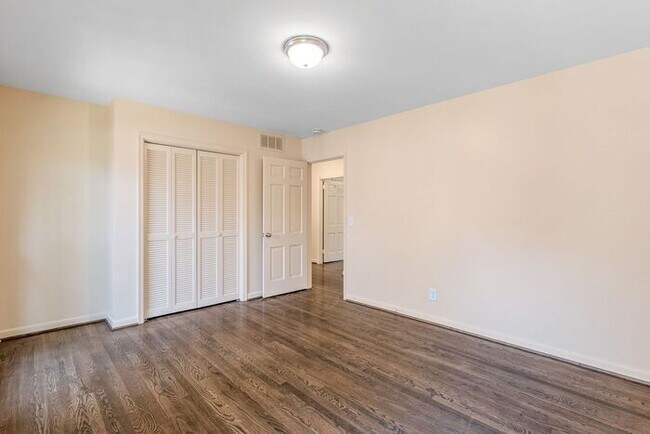 Building Photo - NW, Updated, Wood Floors, SS Appl., Den, Dining Roon, Sun Room, Finished Basement, Fenced!