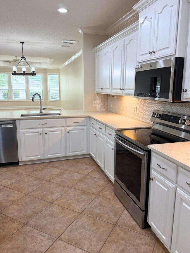 Building Photo - Rare find! 4/3 with amenities!