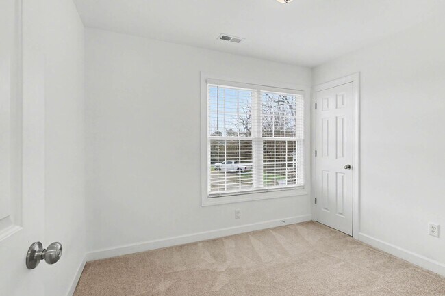 Building Photo - 4-bedroom, 2.5 bath with wooded view!