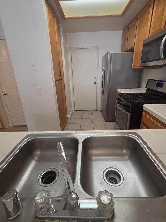 Building Photo - Gated Community~$2,595~ 2 Bed/2.5 Bath End Unit Townhome.