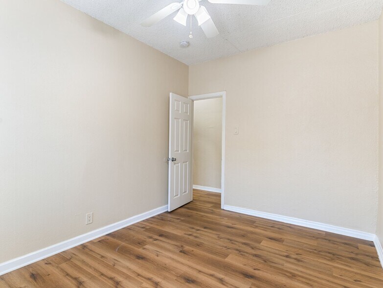 Building Photo - 1324 N Peterson Ave