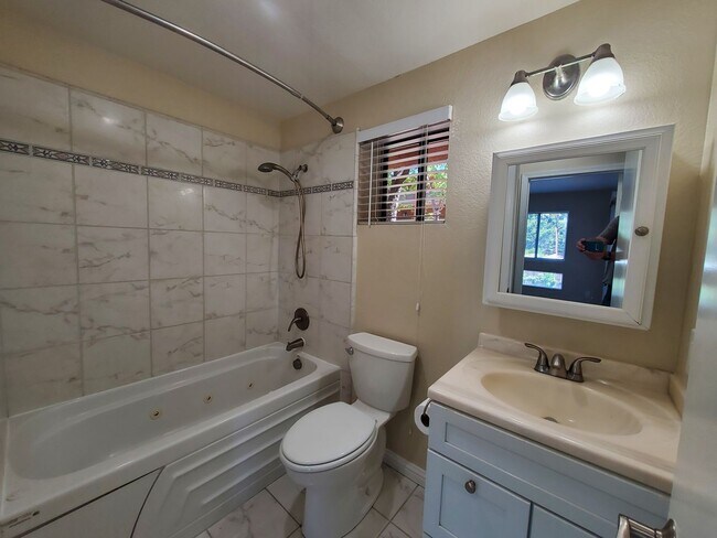 Building Photo - Spacious 2 bedroom 2 bath condo with perfect floor plan