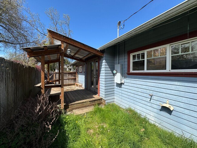 Building Photo - 2 Bedroom House in Southeast Eugene: Near UO Campus