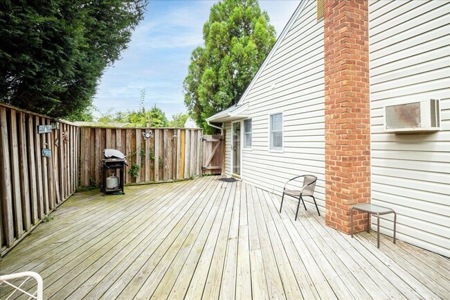 Building Photo - 10 Seneca Dr