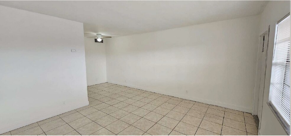 Building Photo - 230 SW 11th Ave
