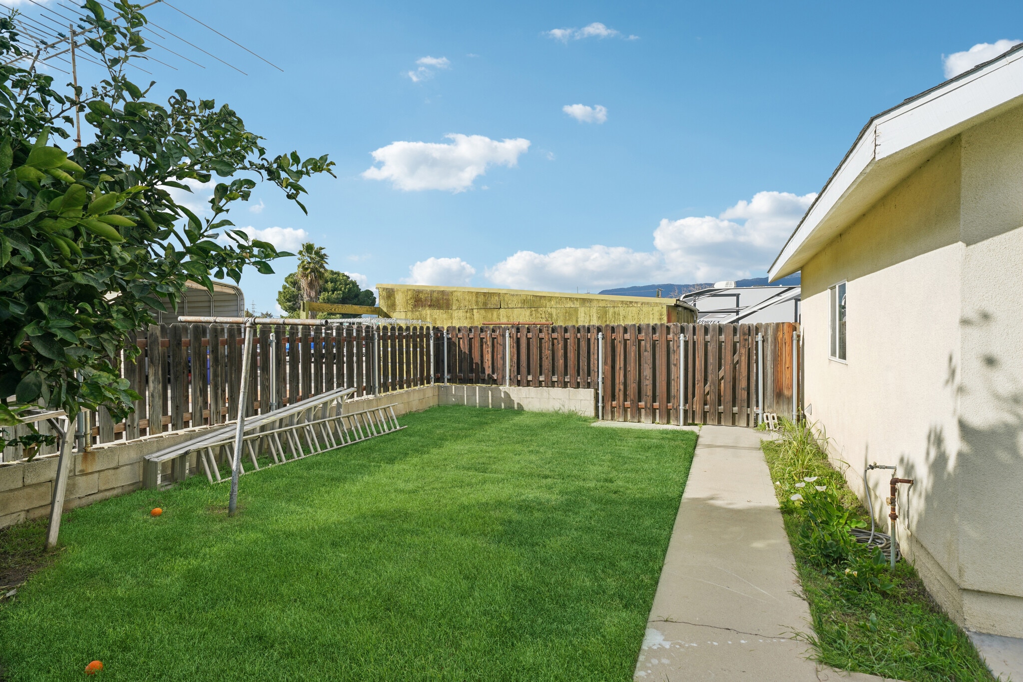 Building Photo - 1842 E Victoria Ave