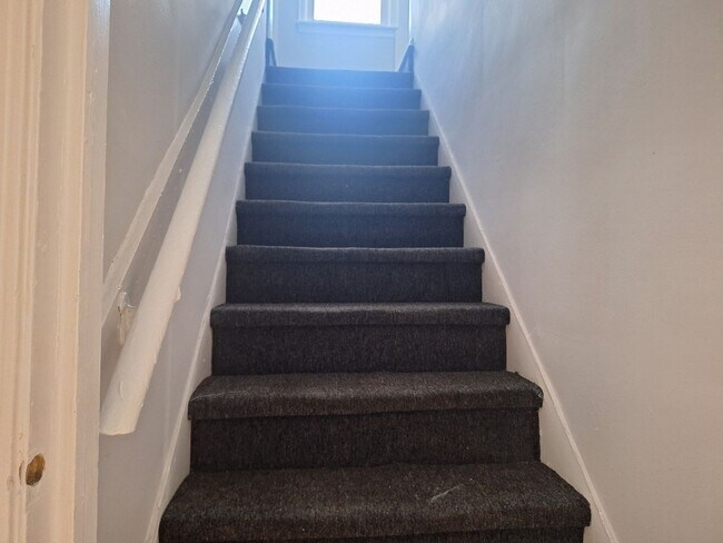 Building Photo - Charming 4 bedroom bungalow freshly updated