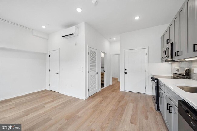 Building Photo - 627 N 16th St