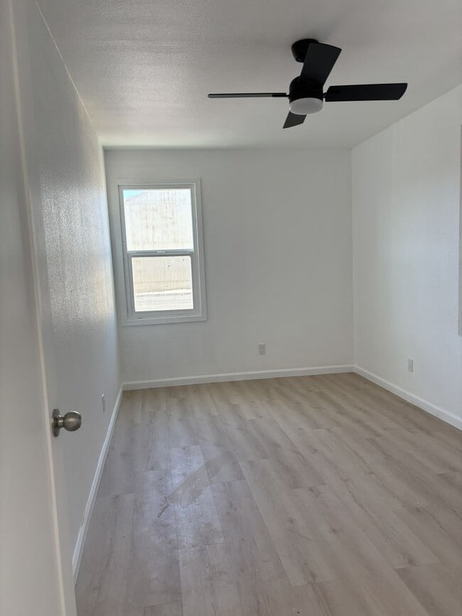 Building Photo - 218 Oak St