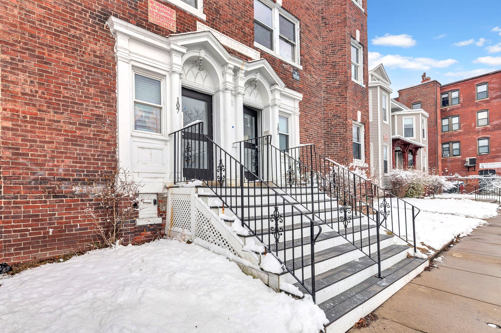 Building Photo - 107 School St