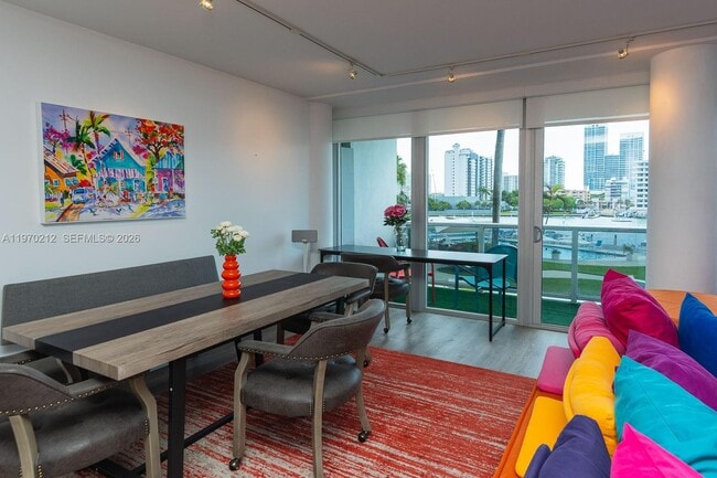 Building Photo - 900 Bay Dr