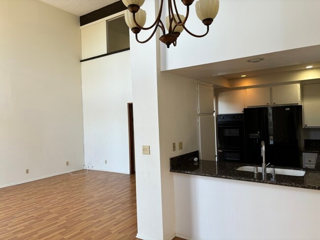 Building Photo - 1007 S Catalina Ave