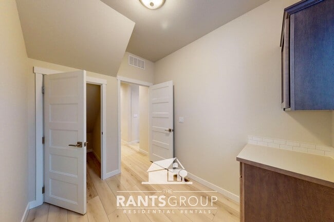 Building Photo - Beautiful Home! Easy JBLM commute!