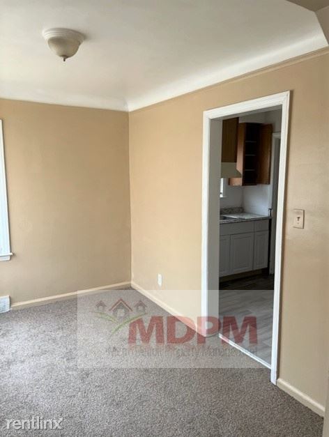 Building Photo - 3 br, 1 bath House - 18261 Stahelin Ave