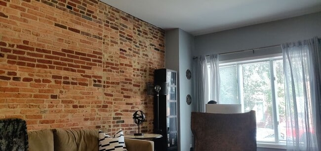 Building Photo - Chamring 2-Bedroom Locust Point Townhome w/ Deck