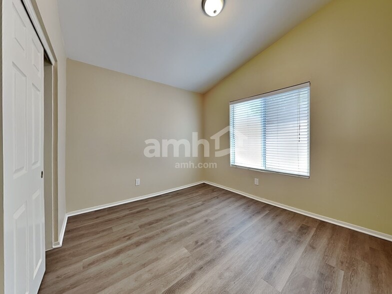 Building Photo - 1214 E Artesian Way