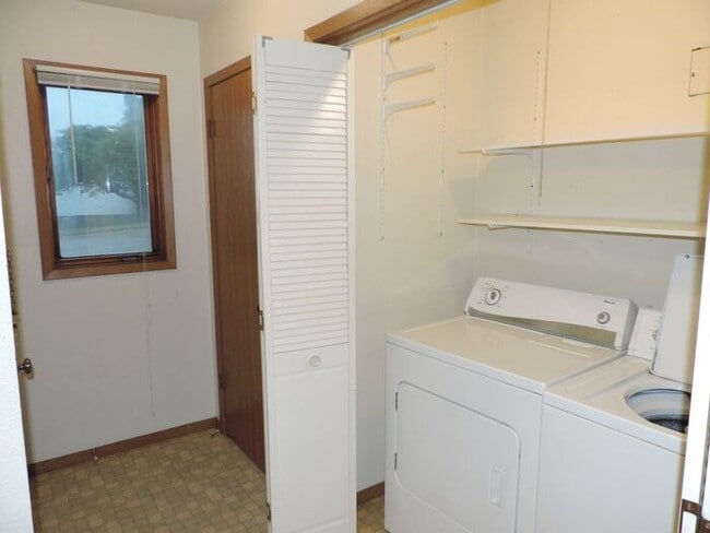 Building Photo - $1,025 | 2 Bedroom, 1 Bathroom 2nd Floor C...