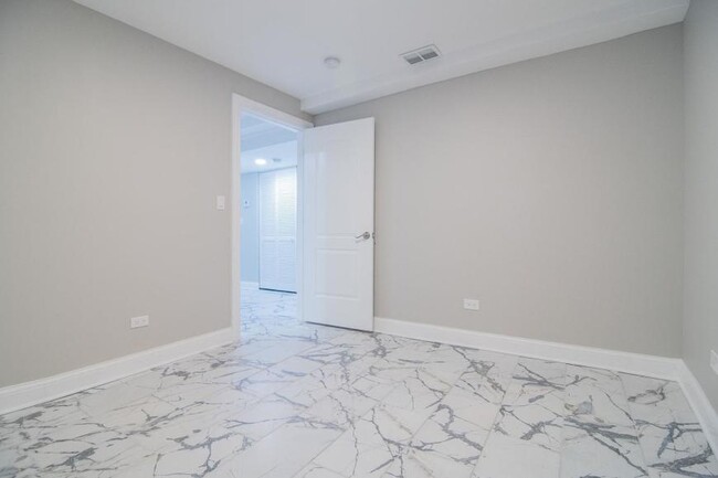 Building Photo - 2 bedroom in Chicago IL 60651
