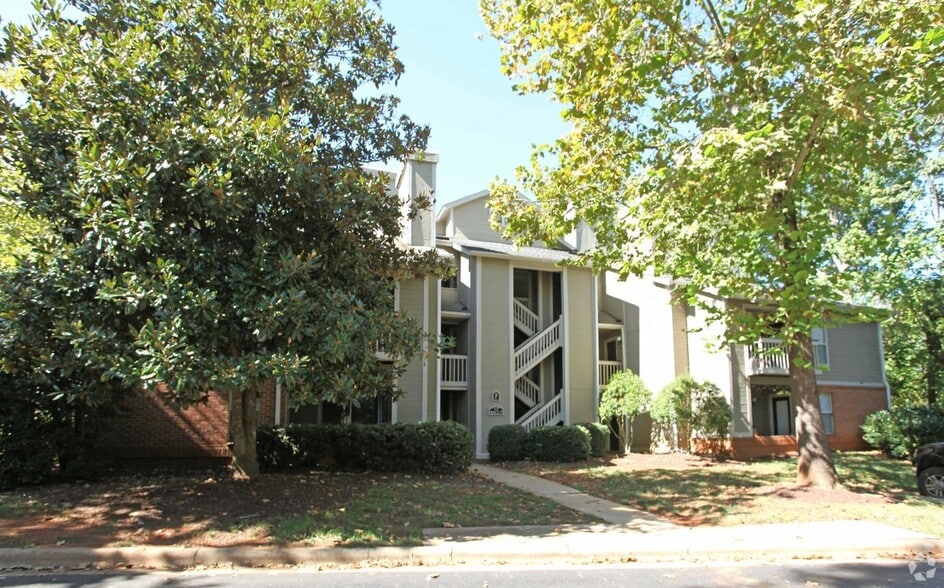 Hunters Chase 4600 Big Tree Way Greensboro NC 27409 Apartment Finder
