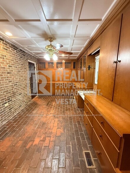Building Photo - 5116 Pineridge Dr